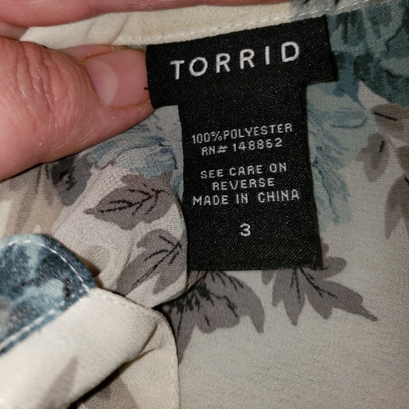 Torrid white top with blue rose size 3 - Picture 4 of 4